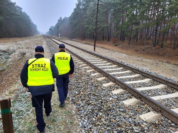 funkcjonariusze patrolują obszary kolejowe