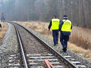 funkcjonariusze patrolują obszary kolejowe