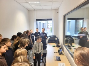 policjant opowiada młodzieży o swojej pracy