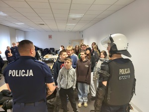 policjant opowiada młodzieży o swojej pracy