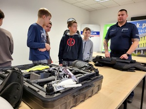 policjant opowiada młodzieży o swojej pracy