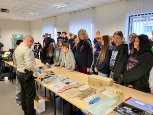 policjant opowiada młodzieży o swojej pracy