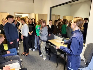 policjant opowiada młodzieży o swojej pracy