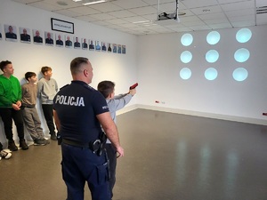 policjant opowiada młodzieży o swojej pracy