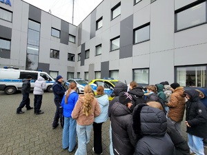 policjant opowiada młodzieży o swojej pracy