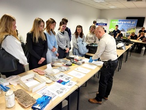 policjant opowiada młodzieży o swojej pracy