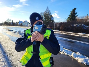 policjant kontroluje prędkość aut
