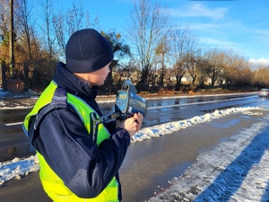 policjant kontroluje prędkość aut