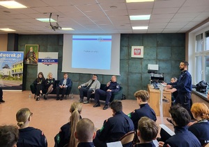 policjanci prowadzą debatę z uczniami