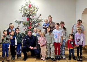 osoby pozują do pamiątkowego zdjęcia