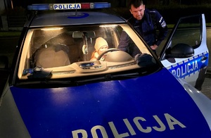 policjant prezentuje dzieciom radiowóz