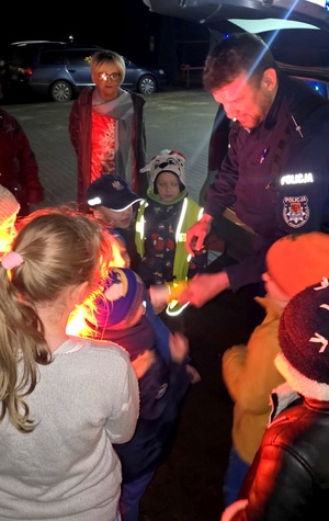 policjant prezentuje dzieciom służbowy sprzęt