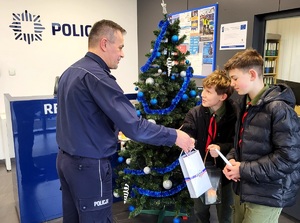 dzieci rozmawiają z policjantem