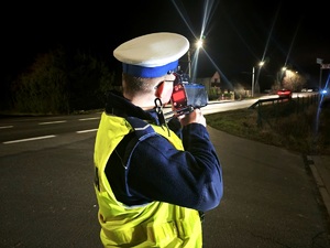 policjant kontroluje prędkość