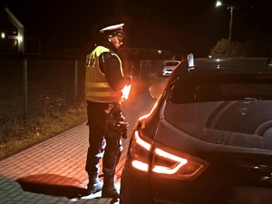 policjant przeprowadza kontrolę drogową