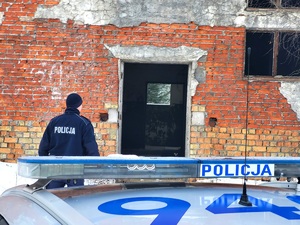 policjant kontroluje miejsca przebywania osób w kryzysie bezdomności