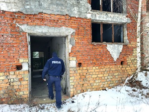 policjant kontroluje miejsca przebywania osób w kryzysie bezdomności