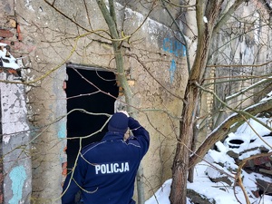 policjant kontroluje miejsca przebywania osób w kryzysie bezdomności