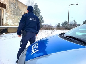 policjant kontroluje miejsca przebywania osób w kryzysie bezdomności