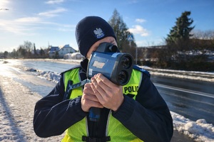 policjant weryfikuje prędkość kierowców