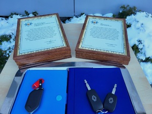 kluczyki od pojazdów leża na stole