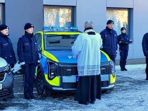 ksiądz święci radiowóż