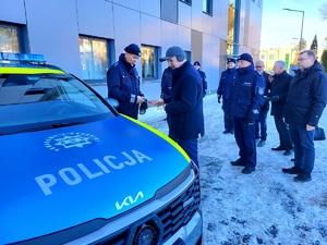 osoby przekazują kluczyki policjantowi