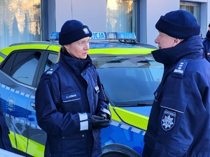 policjanci rozmawiają