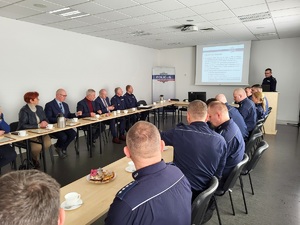 osoby uczestniczą w odprawie