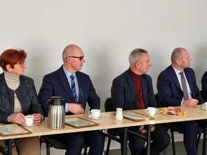 osoby uczestniczą w odprawie