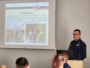 policjant omawia prezentacje