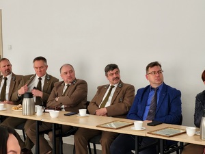 osoby uczestniczą w odprawie