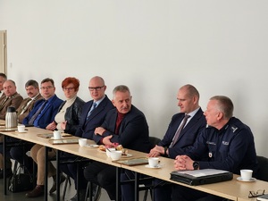 osoby uczestniczą w odprawie