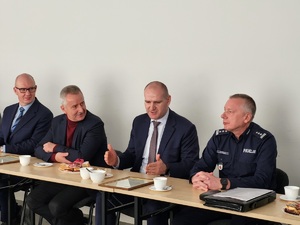 osoby uczestniczą w odprawie