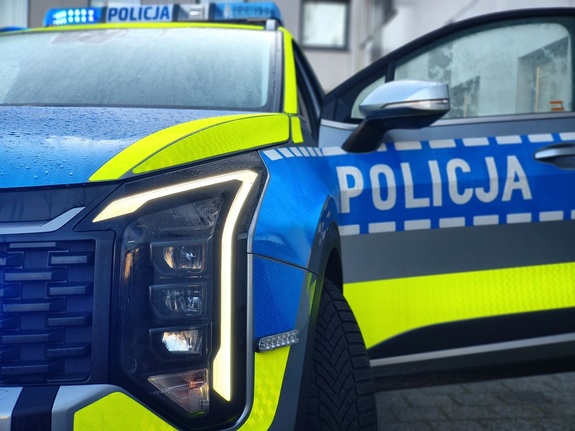radiowóz policyjny stoi na tle budynku