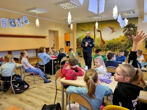 policjant prowadzi zajęcia w szkole