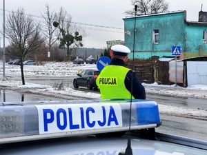 policjant czuwa nad bezpieczeństwem uczestników ruchu drogowego