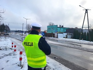 policjant czuwa nad bezpieczeństwem uczestników ruchu drogowego
