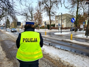 policjant czuwa nad bezpieczeństwem uczestników ruchu drogowego