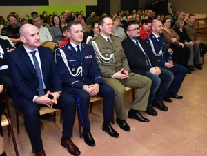 goście uczestniczą w uroczystości szkolnej