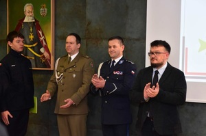 goście uczestniczą w uroczystości szkolnej