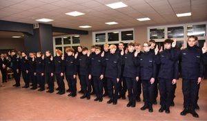 uczniowie składają ślubowanie