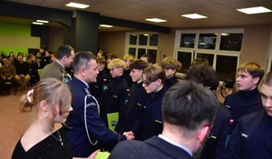 goście składają gratulacje uczniom