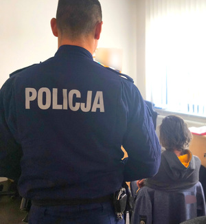 policjant pilnuje zatrzymanego