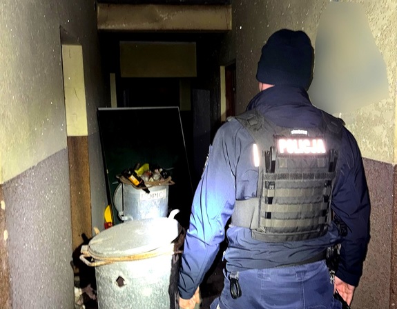 policjant kontroluje pustostan