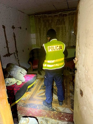 policjant kontroluje pustostan