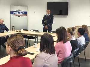 policjant wita gości