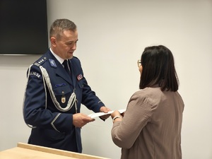 policjant składa gratulacje