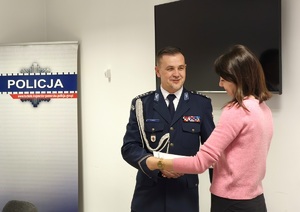 policjant składa gratulacje