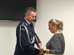 policjant składa gratulacje